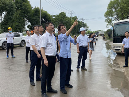 A Keqiao kerületi pártbizottság titkára, Shen Zhijiang és pártja a csoport Chengbang csúcstechnológiai projektjébe ment vizsgálat és útmutatás céljából.