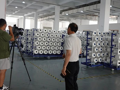 A Shaoxing TV média interjúkat és riportokat készít a Chengbang High-tech-be